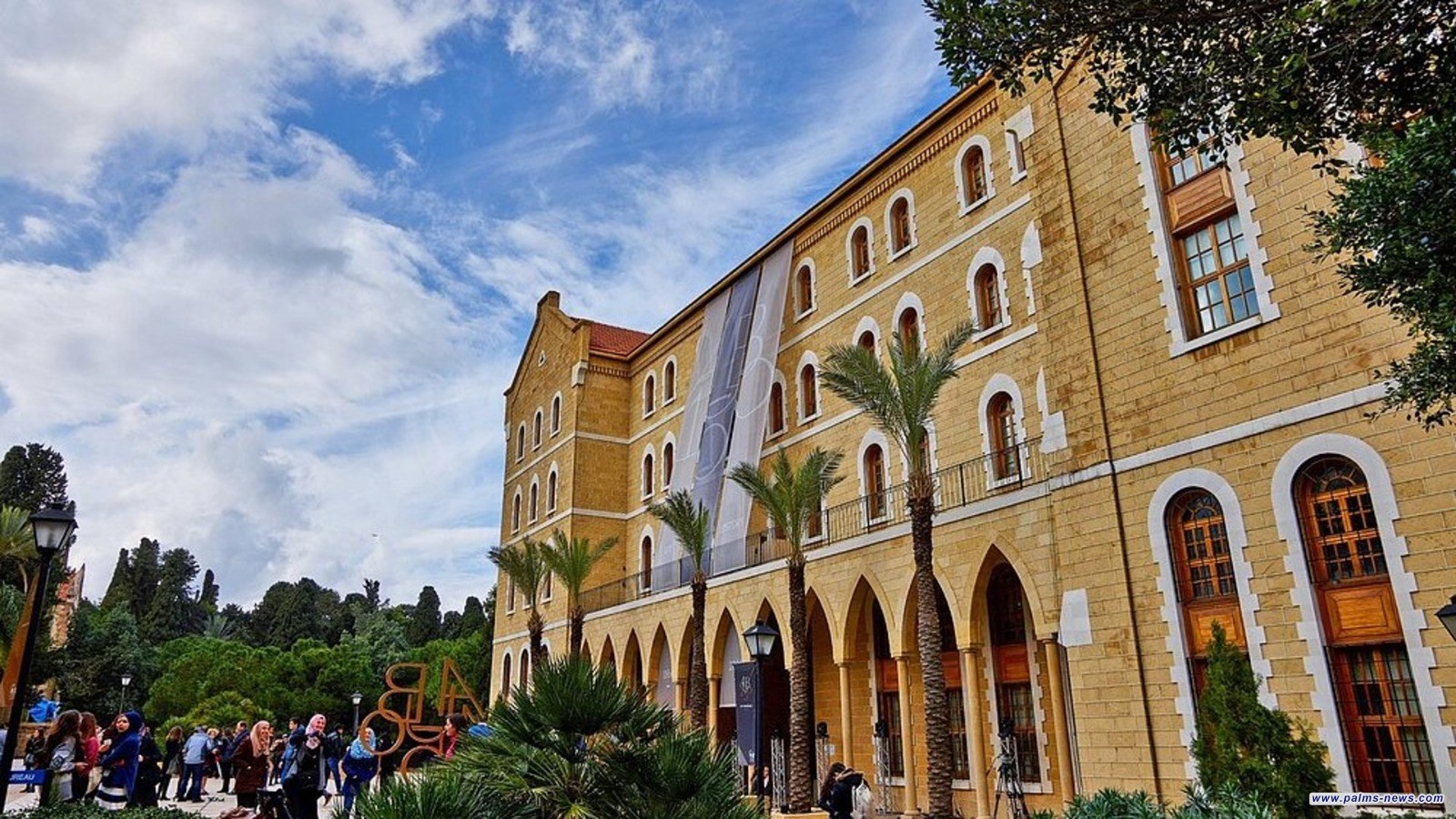 أول إجراء بعد تهديدات إيران.. الجامعة الأميركية في بيروت تتحوّل "أونلاين"